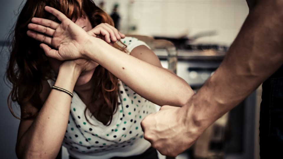 За домашнє насилля кривдника можуть чекати громадські роботи: у ВР зареєстрували законопроект