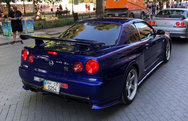 Разгоняется до 250 км/ч: по Одессе проехался культовый спорткар