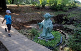 В столичном ботсаду вандалы повредили скульптуру Мастера Йода: фото