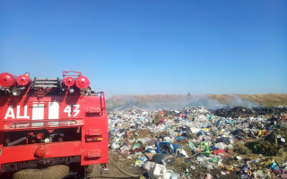 В Харьковской области два дня горит свалка, фото