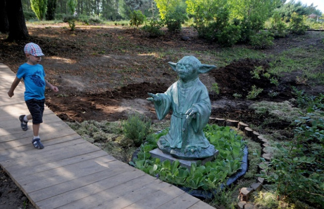 В столичном ботсаду вандалы повредили скульптуру Мастера Йода: фото