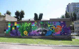 Єноти навчатимуть дітей: у Києві з'явилися інтерактивні мурали