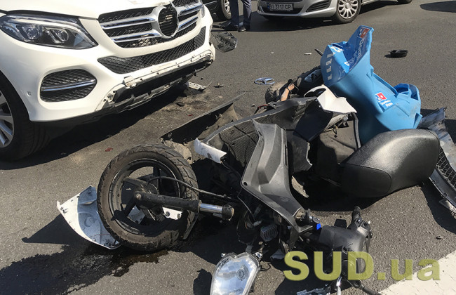 В Киеве на Бессарабке сбили курьера: появилось видео момента ДТП