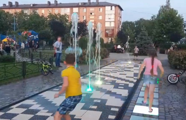 Під Києвом з’явився незвичний різнокольоровий фонтан: фото