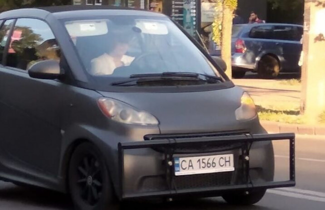 В Киеве водитель придумал уникальный  способ уберечь авто от ударов, фото