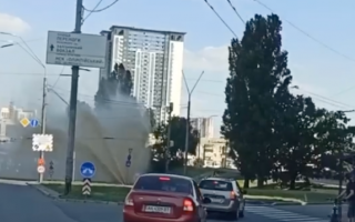 В Киеве снова прорвало трубу: из земли забил «фонтан» из кипятка, видео