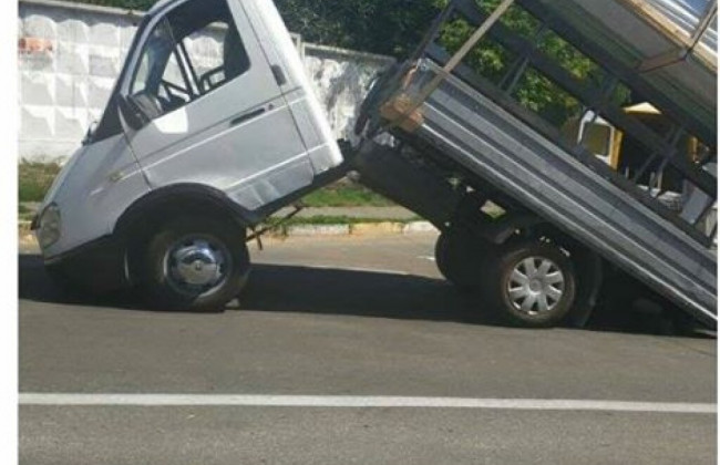 Не выдержал перегруза: под Киевом автомобиль «согнулся» пополам, фото