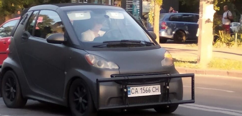 В Киеве водитель придумал уникальный  способ уберечь авто от ударов, фото