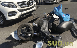 В Киеве на Бессарабке сбили курьера: появилось видео момента ДТП
