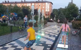 Під Києвом з’явився незвичний різнокольоровий фонтан: фото