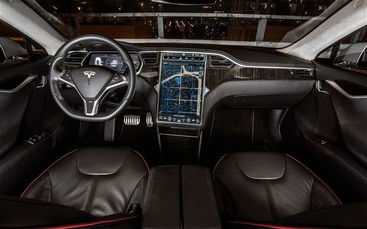 Водитель Tesla лишился прав за регулировку стеклоочистителей