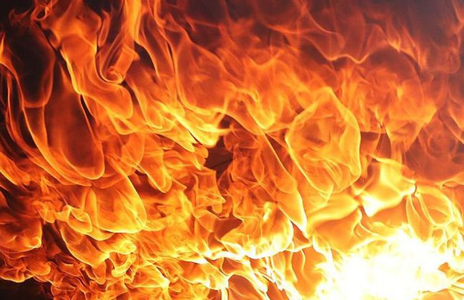 В Киеве вспыхнул мощный пожар в многоэтажке, видео