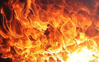 В Киеве вспыхнул мощный пожар в многоэтажке, видео