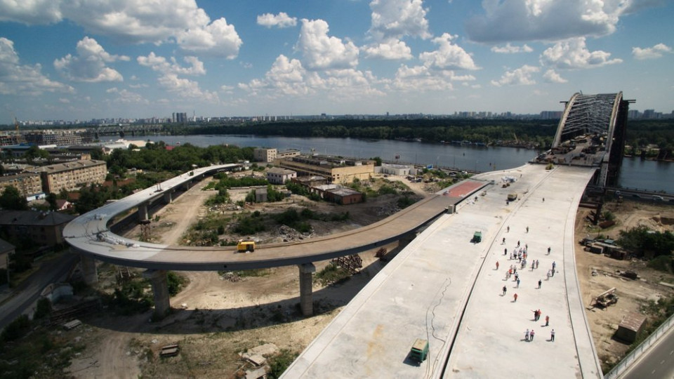 В Киеве «бандиты на фурах» украли тросы со стройплощадки моста на Троещину