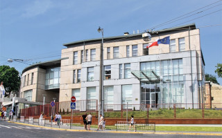Генеральне консульство Польщі у Львові призупиняє роботу: що слід знати