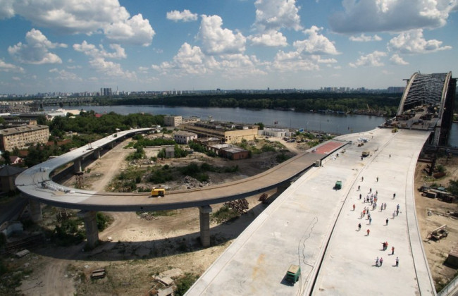 В Киеве «бандиты на фурах» украли тросы со стройплощадки моста на Троещину