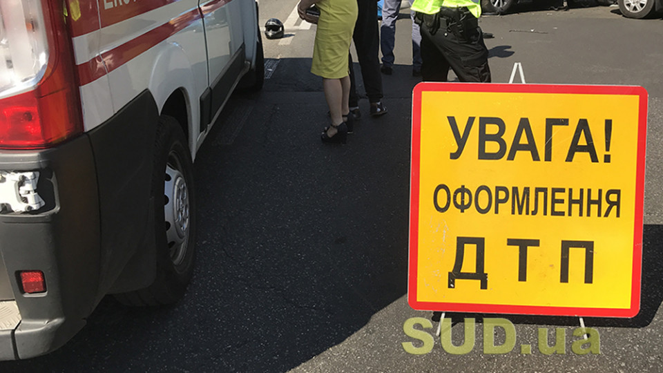 В Киеве мотоцикл на скорости влетел в легковушку: фото с места ДТП