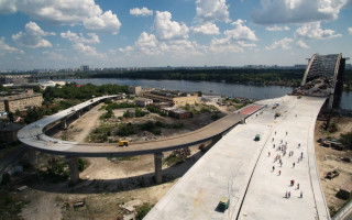 В Киеве «бандиты на фурах» украли тросы со стройплощадки моста на Троещину