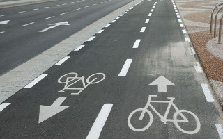 Нужно объезжать: столичным велосипедистам закрыли один проезд на Труханов остров