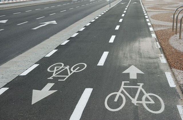 Нужно объезжать: столичным велосипедистам закрыли один проезд на Труханов остров