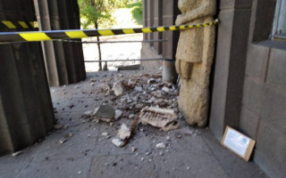 Обвалился портик: Национальный художественный музей Украины закрыли для посетителей, фото