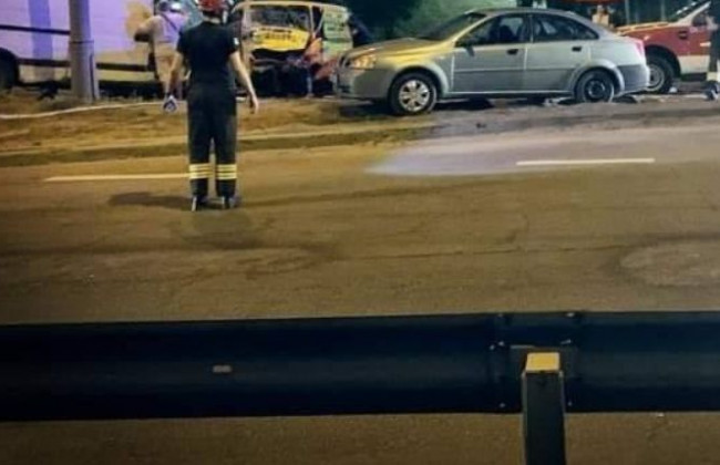 Лобовое ДТП в Киеве: столкнулись два микроавтобуса, фото