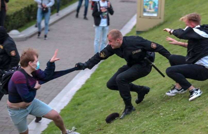 В Беларуси начались столкновения протестующих с полицией: есть пострадавшие, видео