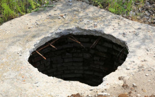 Под Днепром 13-летняя девочка провалилась в заброшенный колодец, видео