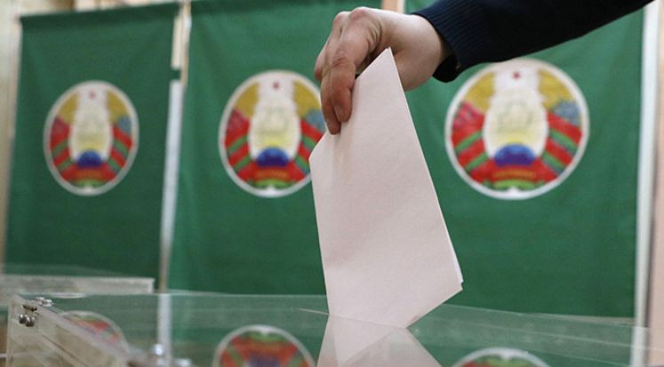В Беларуси начались выборы президента: в Минск стянули военную технику и блокируют сайты
