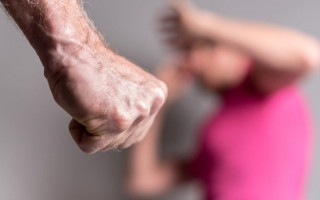 В Киеве горе-сын избивал мать и требовал от нее деньги