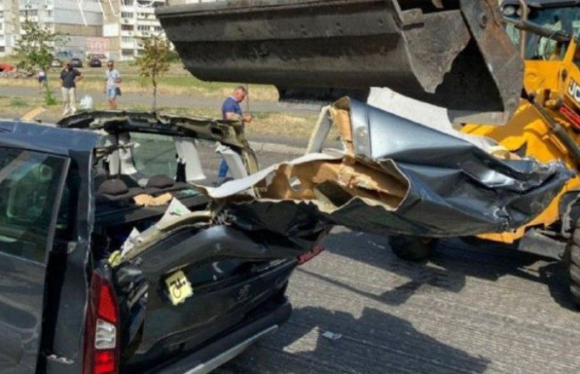 Серьезное ДТП в Киеве: трактор случайно разгромил авто, видео