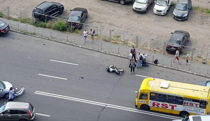 Серьезное ДТП в Киеве: Toyota сбила мотоциклиста, фото
