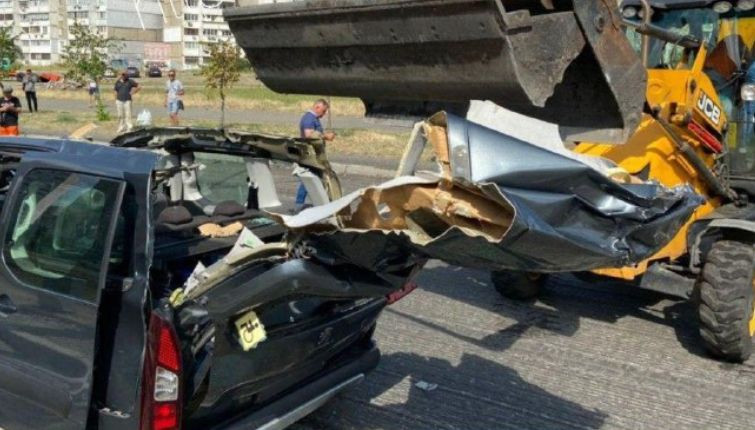 Серьезное ДТП в Киеве: трактор случайно разгромил авто, видео