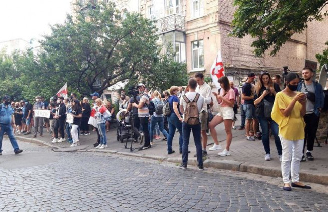 В Киеве под посольством Беларуси проходит митинг с фаерами: фото