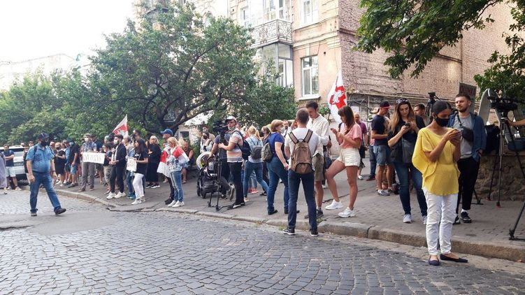 В Киеве под посольством Беларуси проходит митинг с фаерами: фото
