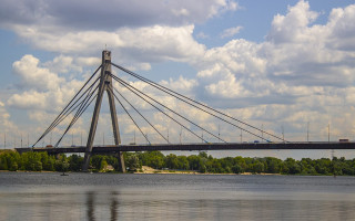 У Києві хлопець стрибнув з Північного мосту і загадково зник: фото