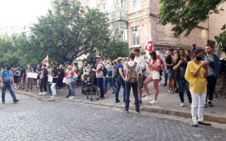 В Киеве под посольством Беларуси проходит митинг с фаерами: фото