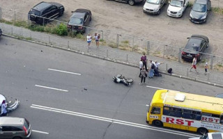 Серьезное ДТП в Киеве: Toyota сбила мотоциклиста, фото