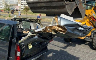 Серьезное ДТП в Киеве: трактор случайно разгромил авто, видео