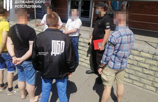 Продавали секретну інформацію спецслужбам РФ: затримали майора СБУ та військового пенсіонера