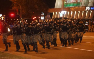 В Минске продолжают разгонять протестующих: в стране могут ввести ЧП
