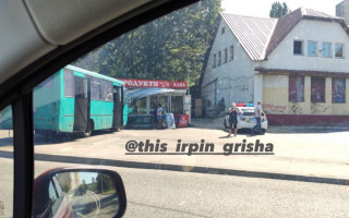 Под Киевом маршрутка вылетела на тротуар и врезалась в МАФ, фото