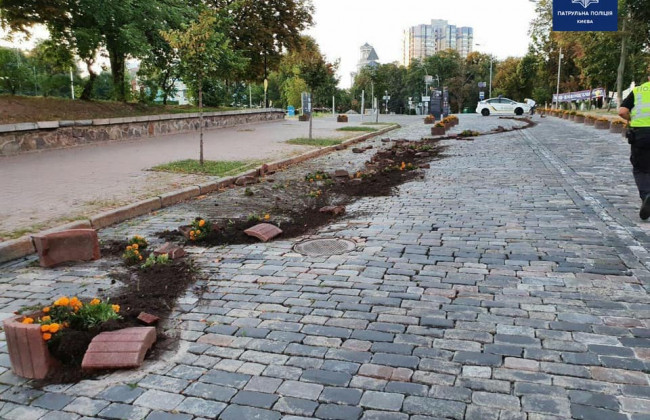 В Киеве пьяный водитель на Lexus разрушил клумбы на Аллее Героев Небесной Сотни: фото, видео