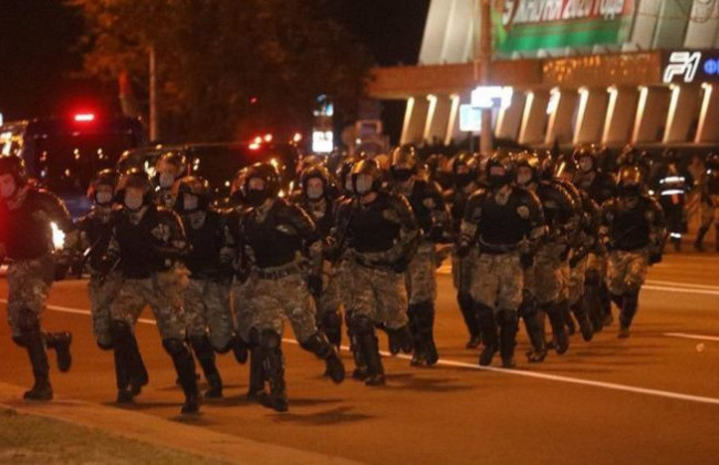 В Минске продолжают разгонять протестующих: в стране могут ввести ЧП