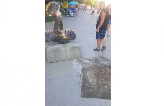 В Бердянске грузовик сбил главную достопримечательность города: видео