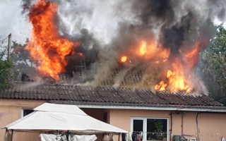 Под Киевом вспыхнул пожар в доме из-за молнии, фото