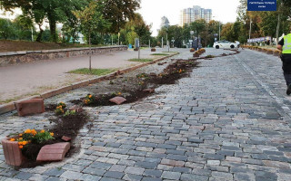 В Киеве пьяный водитель на Lexus разрушил клумбы на Аллее Героев Небесной Сотни: фото, видео