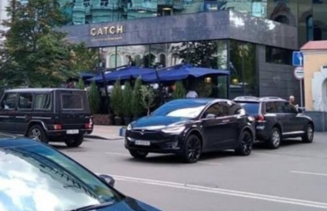 В Киеве выгорел дотла элитный электрокар экс-главы ОП Андрея Богдана: видео