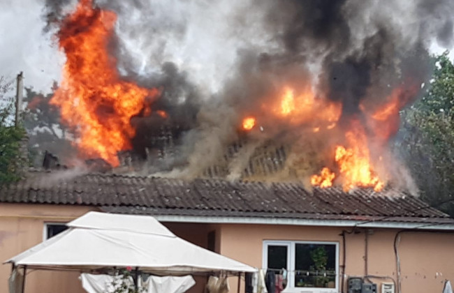 Под Киевом вспыхнул пожар в доме из-за молнии, фото