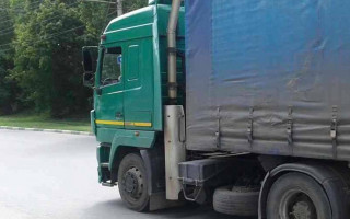 Под Киевом водитель фуры пытался переехать патрульного, который не пускал его в город